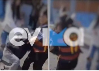 Pamje të rënda, nxënëset rrihen keq për një djalë. Njëra bie pa ndjenja në tokë (VIDEO)