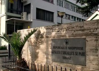 Çudira shqiptare/ Prokuroria kërkoi burg për të uriturin që vodhi një copë djathë dhe sallam në dyqan, gjykata e liroi