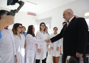 Diplomë pas 3 vitesh punë, ose do të paguajnë 18 mijë € tarifë për studimet, plani i Ramës për bllokimin e mjekëve