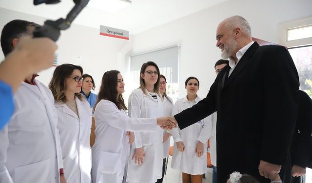Diplomë pas 3 vitesh punë, ose do të paguajnë 18 mijë € tarifë për studimet, plani i Ramës për bllokimin e mjekëve