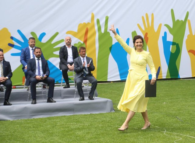 Po shkonte drejt podiumit, zëdhënësja e Berishës pengohet te shkallët (FOTO)