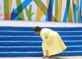 Po shkonte drejt podiumit, zëdhënësja e Berishës pengohet te shkallët (FOTO)