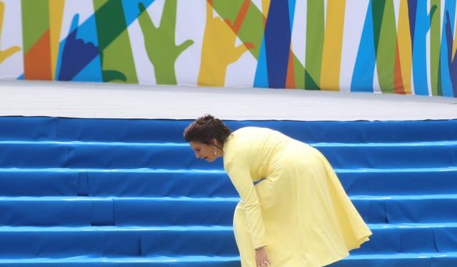 Po shkonte drejt podiumit, zëdhënësja e Berishës pengohet te shkallët (FOTO)