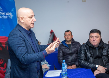 Roland Bejko nis fushatën në Tiranë: Berisha po fuqizon Ilir Metën për interesa personale