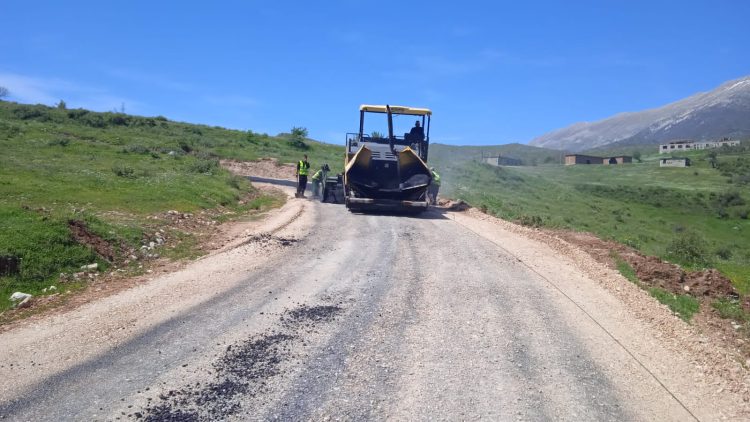 Libohovë, nis asfaltimi i rrugës së Suhës (FOTO)