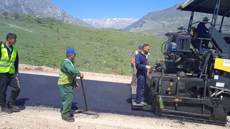 Libohovë, nis asfaltimi i rrugës së Suhës (FOTO)