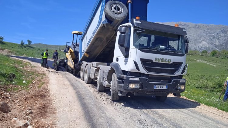 Libohovë, nis asfaltimi i rrugës së Suhës (FOTO)