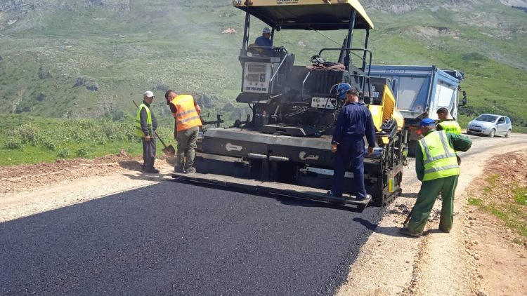 Libohovë, nis asfaltimi i rrugës së Suhës (FOTO)