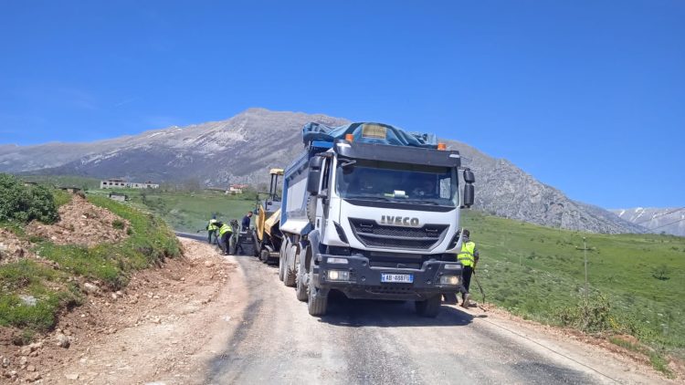 Libohovë, nis asfaltimi i rrugës së Suhës (FOTO)