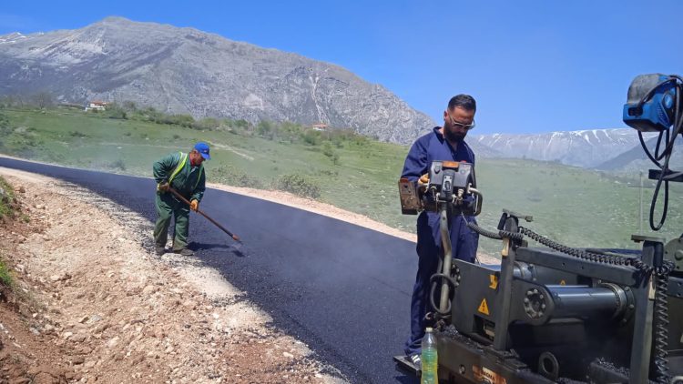 Libohovë, nis asfaltimi i rrugës së Suhës (FOTO)