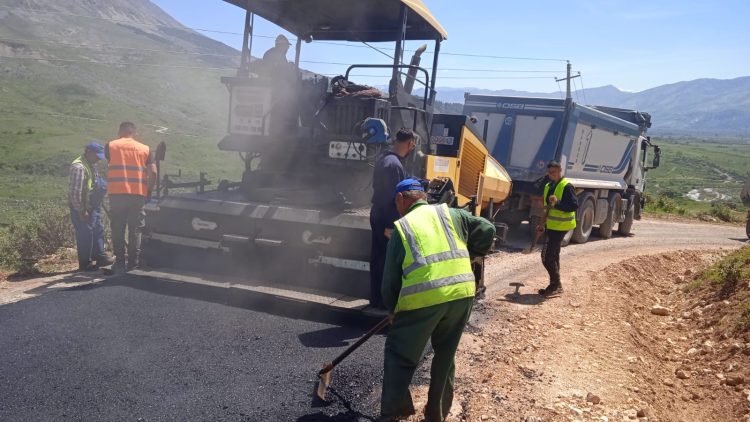 Libohovë, nis asfaltimi i rrugës së Suhës (FOTO)