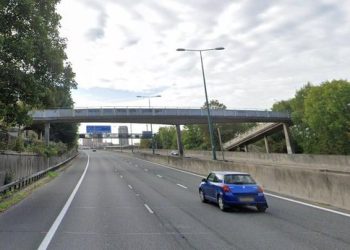 Do i deportonin vëllain, shqiptari në Angli kërcënon se do hidhet nga mbikalimi në autostradë