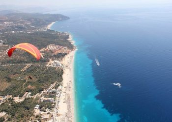E rëndë në Himarë/ Turisti çek humb jetën gjatë hedhjes me parashutë