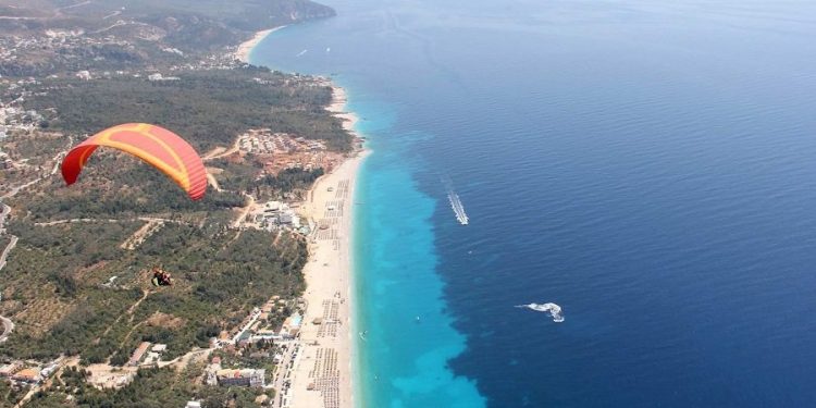 E rëndë në Himarë/ Turisti çek humb jetën gjatë hedhjes me parashutë