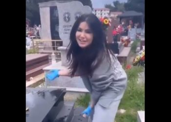 Çmenduria e prezantueses së Top Channel, qesh dhe tallet në varreza me stërgjyshen e saj (VIDEO)