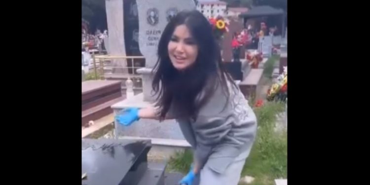 Çmenduria e prezantueses së Top Channel, qesh dhe tallet në varreza me stërgjyshen e saj (VIDEO)