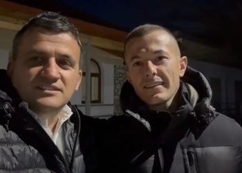 Kandidati i PD për Këshillin Bashkiak Gjirokastër braktis Berishën, del hapur me Flamur Golemin: Mbajmë dy gishtat lart, por votën do e çojmë për PS (VIDEO)