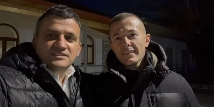 Kandidati i PD për Këshillin Bashkiak Gjirokastër braktis Berishën, del hapur me Flamur Golemin: Mbajmë dy gishtat lart, por votën do e çojmë për PS (VIDEO)