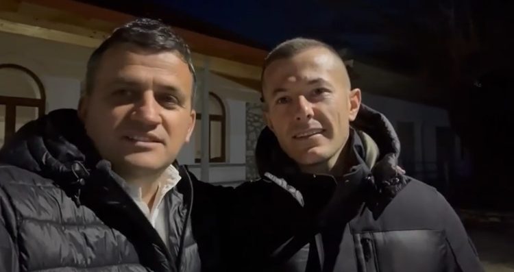 Kandidati i PD për Këshillin Bashkiak Gjirokastër braktis Berishën, del hapur me Flamur Golemin: Mbajmë dy gishtat lart, por votën do e çojmë për PS (VIDEO)