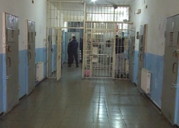 E rëndë/ I dënuari gëlltit brisqet në burg, dërgohet me urgjencë në spital