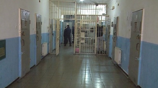 E rëndë/ I dënuari gëlltit brisqet në burg, dërgohet me urgjencë në spital