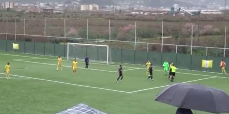 VIDEO/ Dy raste flagrante, Luftëtari denoncon arbitrin e ndeshjes me Labërinë: Treshe monstruoze, nuk duam të na gjykoni më. FSHF të marrë masat