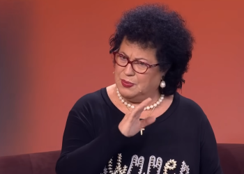 Irini Qirjako rrëfen tmerrin e 1997 kur tre djem donin t’a rrëmbenin në sy të burrit të saj