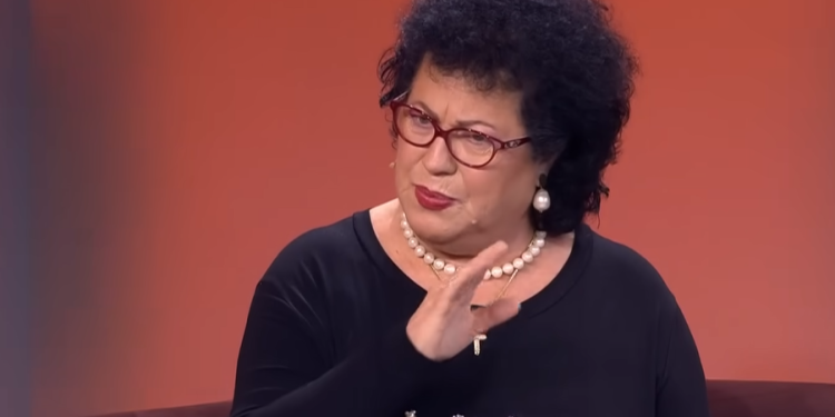 Irini Qirjako rrëfen tmerrin e 1997 kur tre djem donin t’a rrëmbenin në sy të burrit të saj