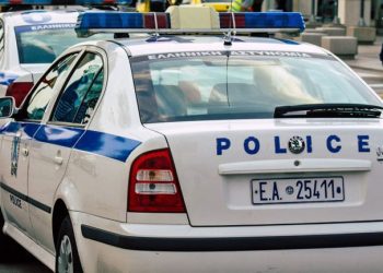 Tmerr në Greqi, 41-vjeçari tenton të hedhë në greminë makinën me ish-gruan dhe fëmijën 2 vjeç brenda