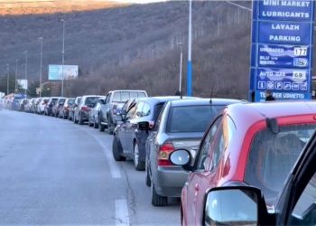 Shqiptarët kthehen në atdhe për Pashkë, fluks në Kapshticë