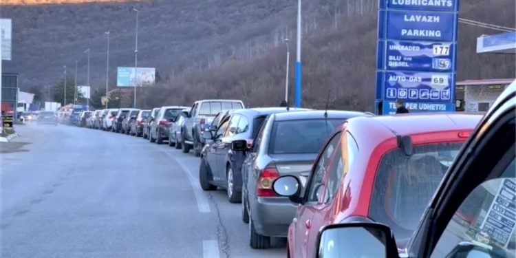 Shqiptarët kthehen në atdhe për Pashkë, fluks në Kapshticë