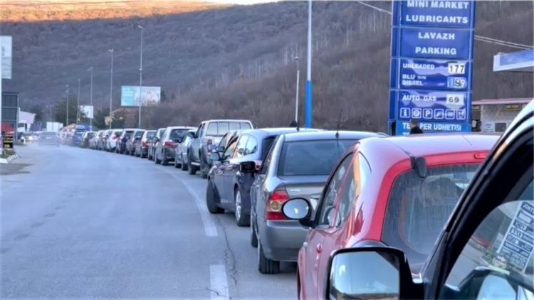 Shqiptarët kthehen në atdhe për Pashkë, fluks në Kapshticë