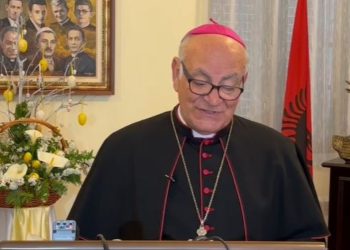 “Mos lejoni askënd të na e rrëmbejë shpresën”, mesazhi i Imzot Angelo Massafra për Pashkën Katolike