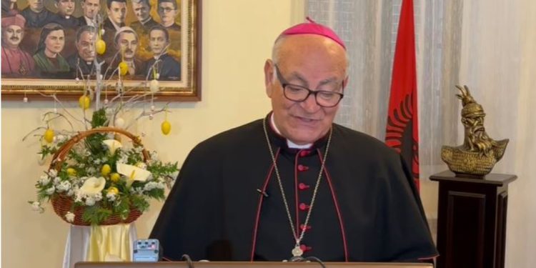 “Mos lejoni askënd të na e rrëmbejë shpresën”, mesazhi i Imzot Angelo Massafra për Pashkën Katolike