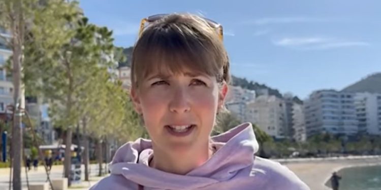 Ende pa nisur sezoni, dyndje turistësh në Sarandë: Jemi të kënaqur me çmimet (VIDEO)