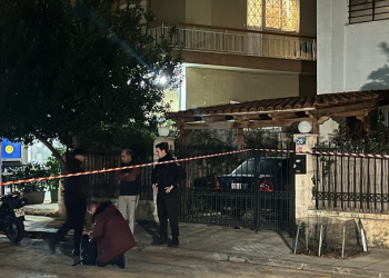 E rëndë në Athinë/ Shqiptari qëllon me armë ish të dashurën, plagos vëllain dhe shokun e saj (FOTO)