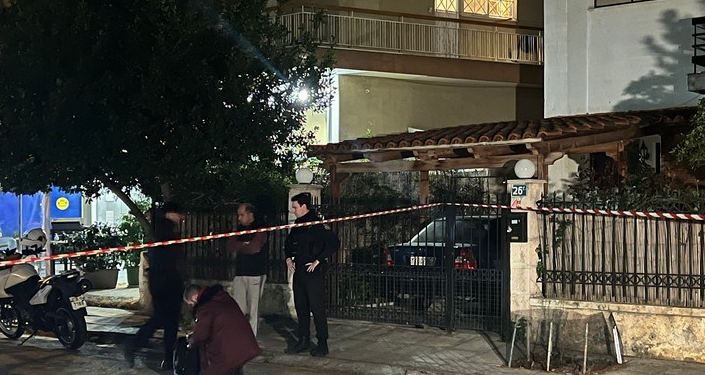 E rëndë në Athinë/ Shqiptari qëllon me armë ish të dashurën, plagos vëllain dhe shokun e saj (FOTO)