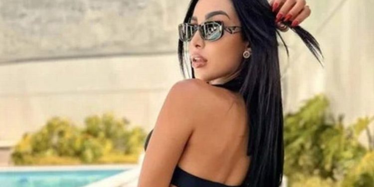 Shkoi me dy mikesha në apartamentin e biznesmenit, modelja tërësisht e zhveshur bie nga kati i 6 (FOTO)