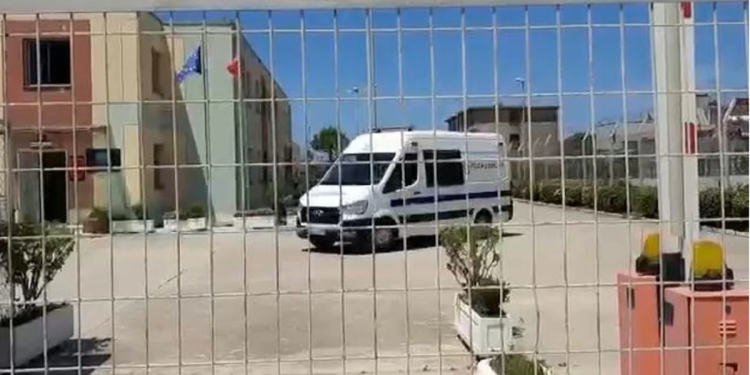 Kush është zyrtari i lartë grek që i shkoi sot në qeli Fredi Belerit