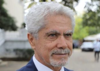 Unë, Eleana Zhako, Kristos Amando Gezos dhe Fredi Beleri në sfond