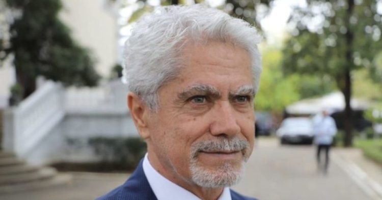 Unë, Eleana Zhako, Kristos Amando Gezos dhe Fredi Beleri në sfond