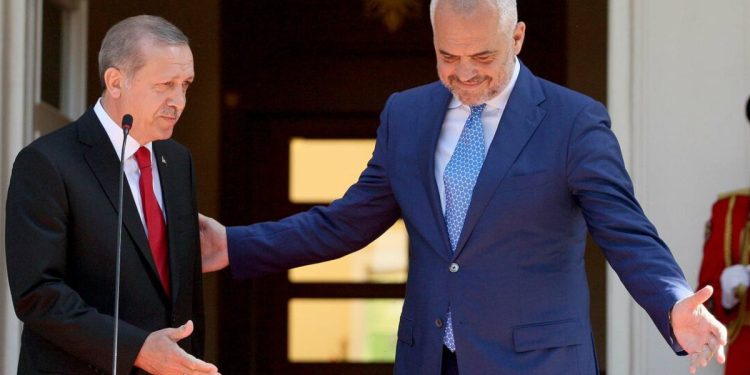 Në shqip dhe turqisht, Rama uron Erdogan për fitoren