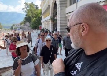 “Jeni ju zoti Rama?” Kryeministri batuta me turistët në Gjirokastër: S’jam atraksion turistik (VIDEO)