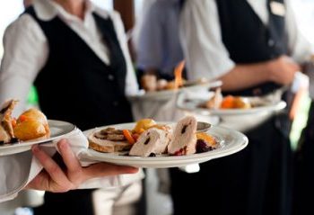 Shumë turistë e pak punëtorë në Shqipëri