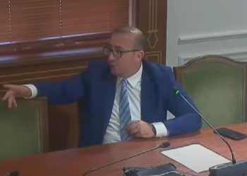 Halli i madh që ka zënë deputetin e PD: Na grinë këta të dyshekëve nëpër telefona, vdiqa mor burrë i dheut. Mban njeri përgjegjësi për të dhënat tona personale?