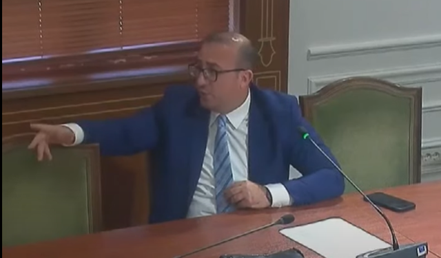 Halli i madh që ka zënë deputetin e PD: Na grinë këta të dyshekëve nëpër telefona, vdiqa mor burrë i dheut. Mban njeri përgjegjësi për të dhënat tona personale?