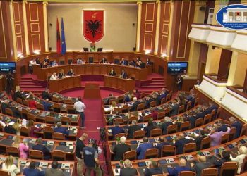 Miratohet në Kuvend rritja e pagës për qeveritarët dhe administratën