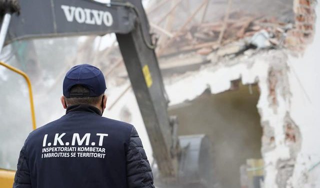 IKMT zbarkon në Dhërmi për prishjen e një lokali pa leje