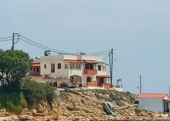 Makina bie nga lartësia 20 metra e shkëmbit dhe përfundon në det, shpëtojnë mrekullisht pasagjerët