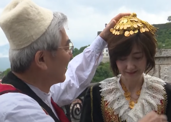 Ambasadori i Japonisë shfaqet në Gjirokastër me kostum popullor shqiptar (FOTO)